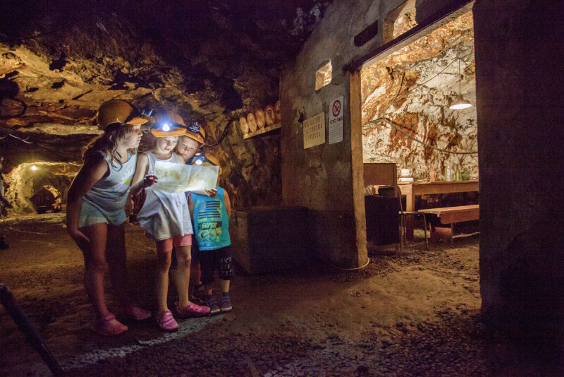 Visita di bambini al Parco Minerario dell'Isola d'Elba